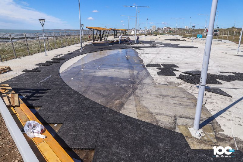 Se inició la colocación de los pisos en el «Parque de los 100 años»