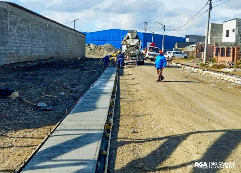 Avanzan las obras del cordón cuneta en Solar de la Laguna
