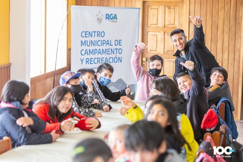 Niños y niñas de la ciudad desfrutan del Centro Municipal de Campamento y recreación
