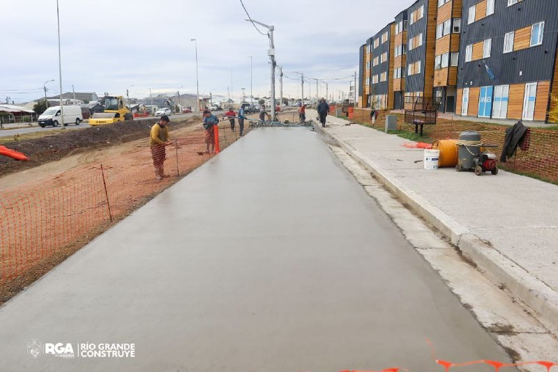 Continúa la obra de pavimentación en el barrio Procrear