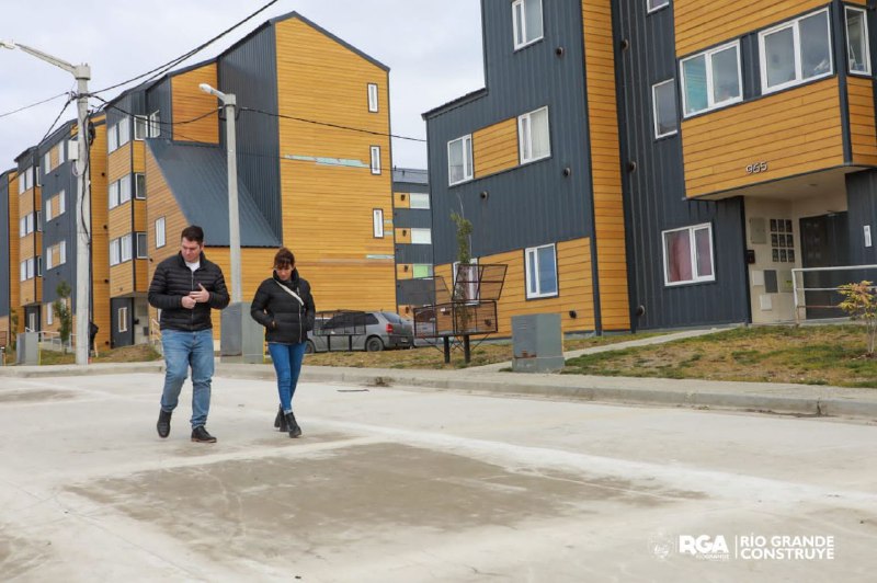 El Intendente recorrió la etapa final de pavimentación del barrio Procrear