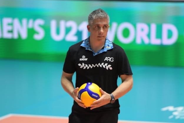 El Head Coach de los Seleccionados fueguinos de vóley Sebastián Fernández, llega a la Provincia
