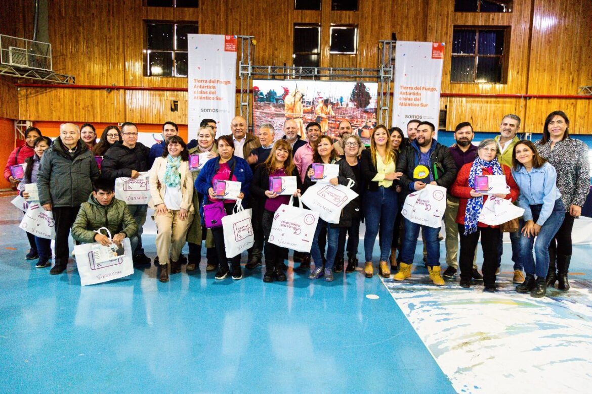 EL GOBERNADOR MELELLA ACOMPAÑÓ AL ENACOM EN LA ENTREGA DE 2000 TABLETS A JÓVENES Y ADULTOS DE LA PROVINCIA