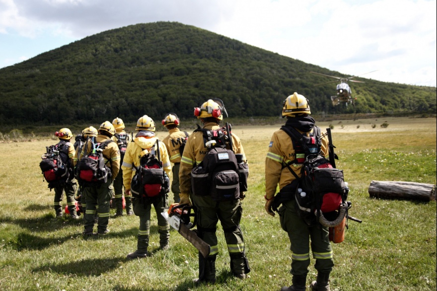 Ambiente suma más brigadistas para combatir los incendios en Tolhuin