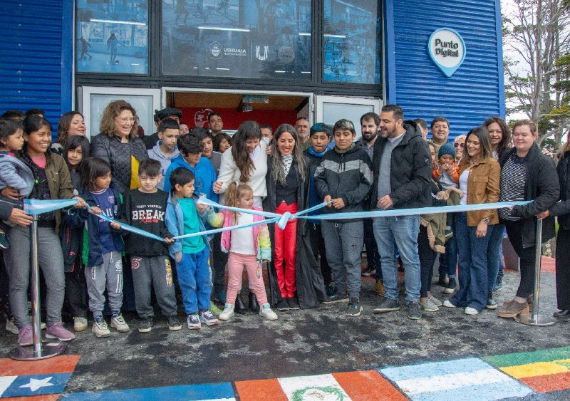 El intendente de Ushuaia, inauguró un «Punto Digital»  en la urbanización KyD