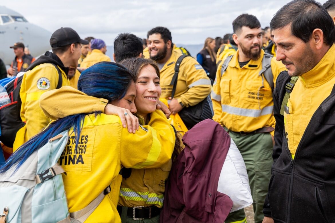 Se produjo el relevo de 30 brigadistas y se sumaron 20 mas a la lucha contra el fuego en el corazón de la isla