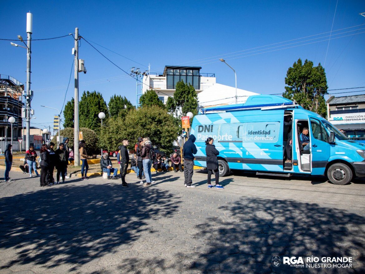 LA OFICINA MÓVIL DEL RENAPER SIGUE ATENDIENDO EN RÍO GRANDE