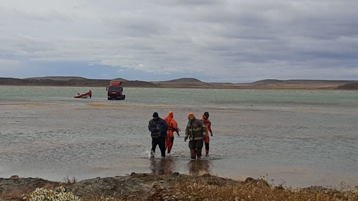 Camión quedó varado en el medio del río