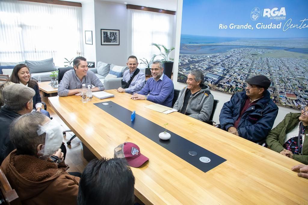 El intendente entregó los decretos de adjudicación de tierras a productores de APYMEMA