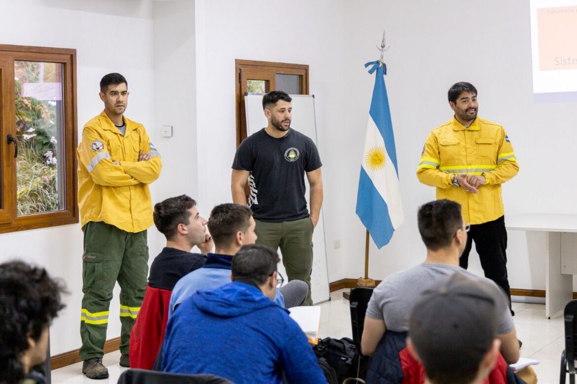 Primer curso para futuros combatientes de incendios forestales con sede en Ushuaia