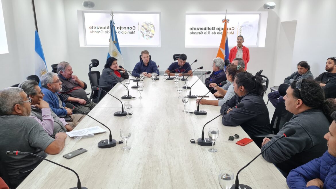 Concejales recibieron a chóferes del servicio de taxis “El estudio de mercado determinará que cantidad de licencias requiere la ciudad”, afirmó Von der Thusen