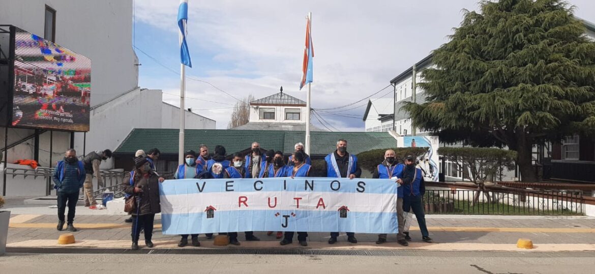 Vecinos de Ruta J se manifestaron por Malvinas frente a la sede municipal de Ushuaia: “Soberanía es también tener techo”.