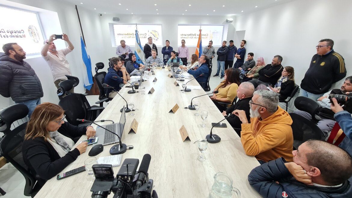 Hasta tanto se realice el estudio de mercadoConcejales analizan la posibilidad de entregar licencias provisorias a chóferes de remises y taxis