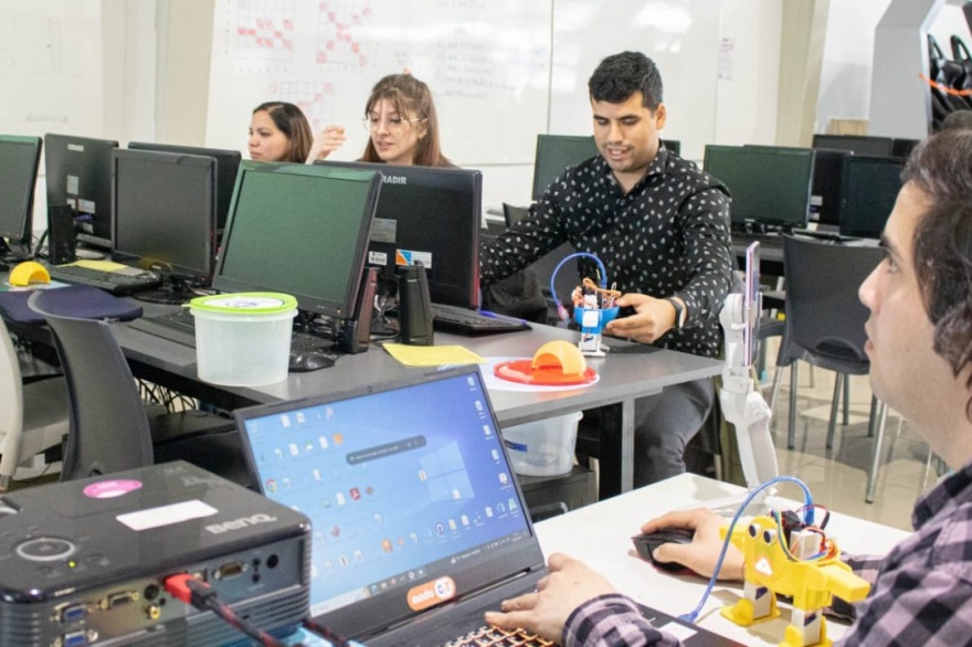 Gobierno: capacitaciones de Robótica e Impresión 3D para docentes de educación inclusiva
