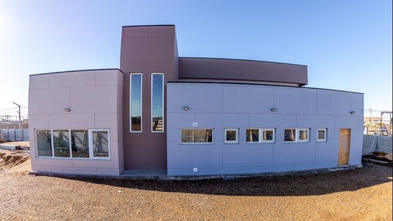 El Intendente recorrió la obra del nuevo SUM en Margen Sur
