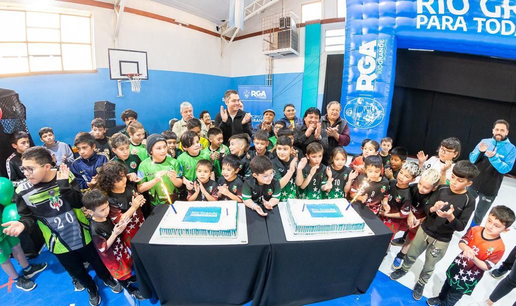 El intendente firmó la adjudicación del predio del Club Estrella Austral