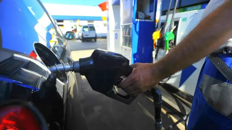 YPF aumentó del 4% combustibles: La nafta premium supera los $204 en Tierra del Fuego