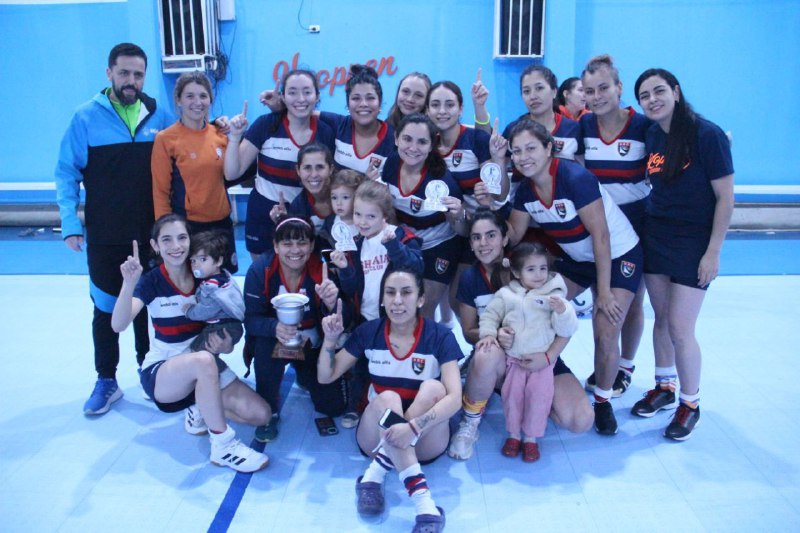 El piso del polideportivo Carlos Margalot  fue inaugurado con un torneo de hockey