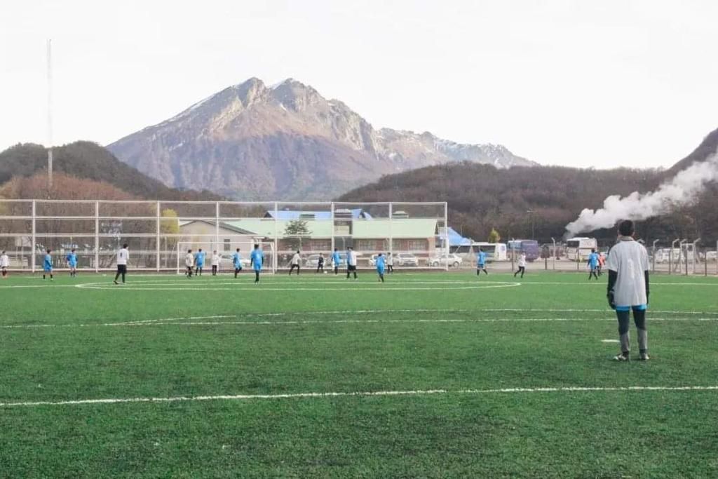 Se llevan adelante diversas ligas y eventos deportivos en la cancha de césped sintético de Ushuaia