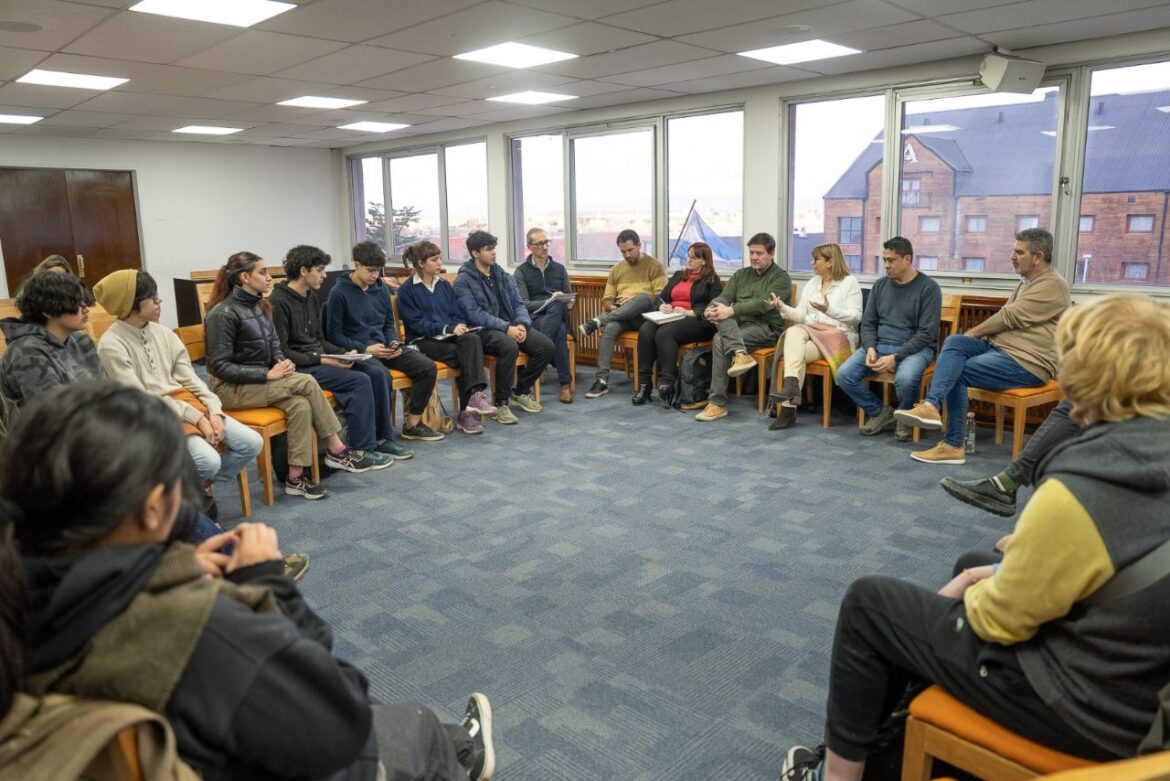 Ministerio de Educación recibió a estudiantes de los colegios Polivalente de arte de Ushuaia y Olga B. de Arko
