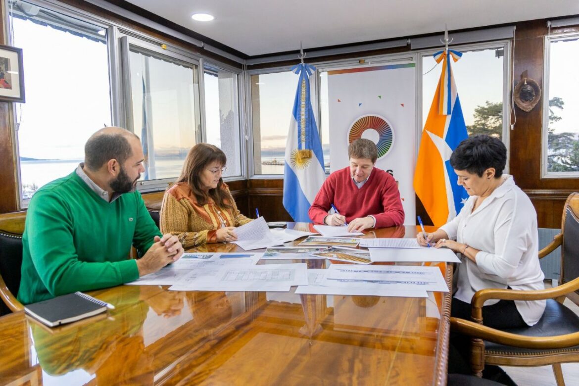Firmaron el llamado a licitación para construir tres Escuelas Técnicas Profesionales en la provincia