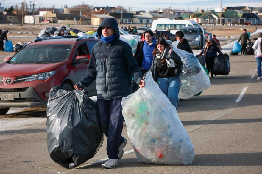 Reciclá y viajá: se juntaron más de 10 mil kilos de envases PET en la primera jornada
