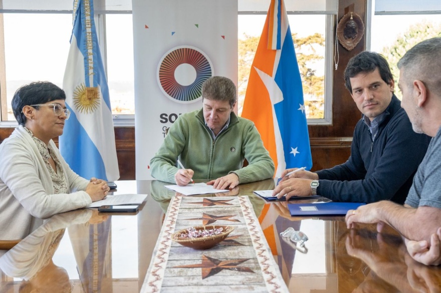 Melella firmó la adhesión de Tierra del Fuego al ‘Compromiso por la Alfabetización’