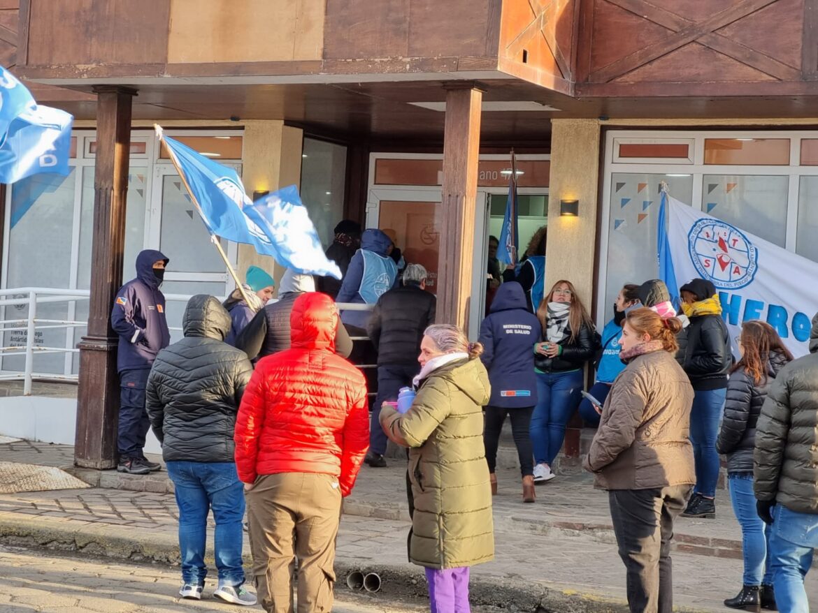 Ante la falta de acuerdo salarial, ATSA se manifestó frente al ministerio de Salud