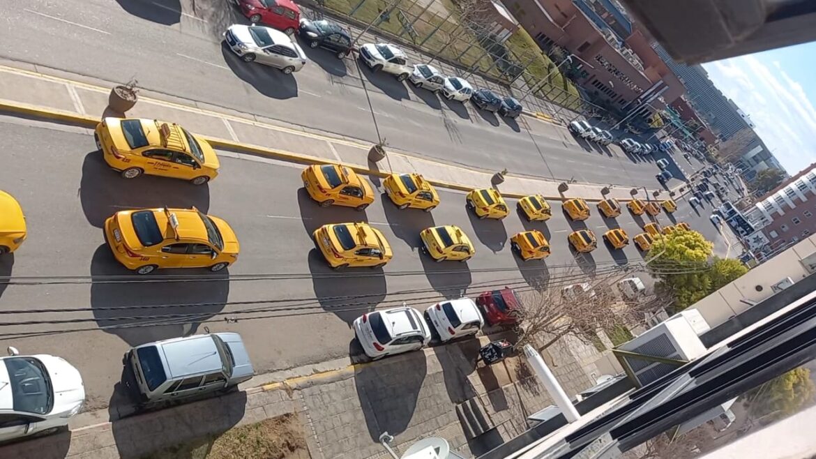 Taxistas de Neuquén marchan en caravana hacia la fiscalía para acompañar al chofer baleado
