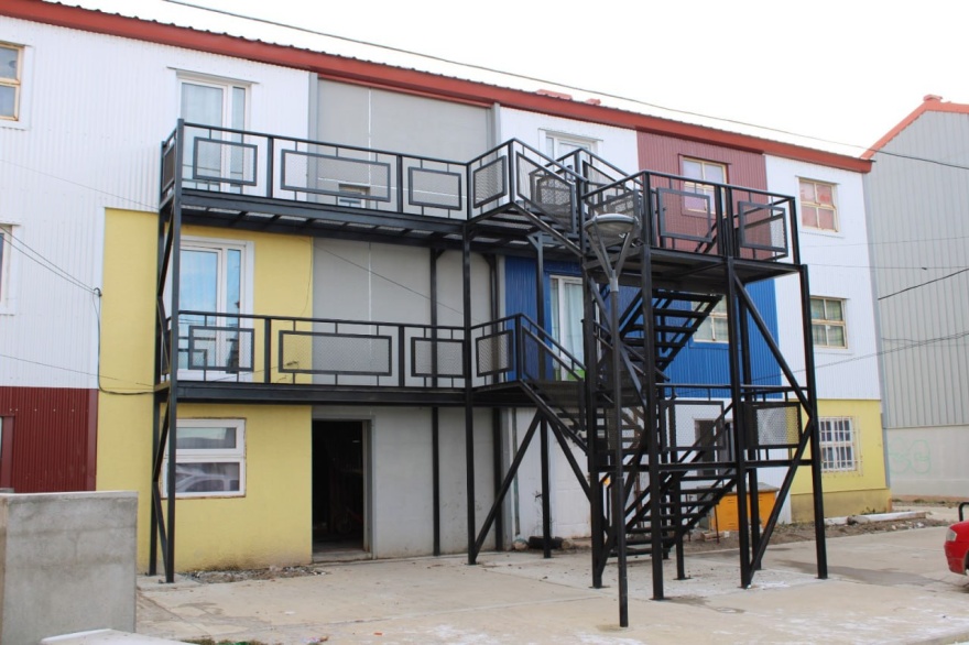 Avanza la instalación de escaleras de emergencia en edificios de Chacra II y IV de Río Grande