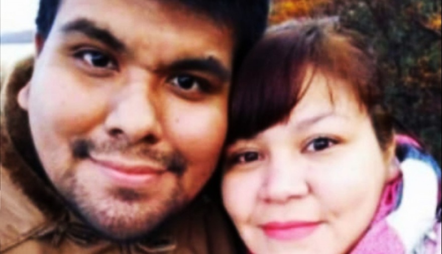 Oficial de policía acusado de estafas continúa prófugo, con cuentas congeladas y medidas para evitar que salga del país