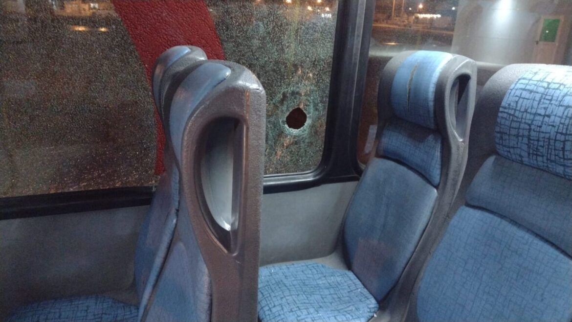 Inseguridad: atacaron a piedrazos un colectivo y una menor resultó herida