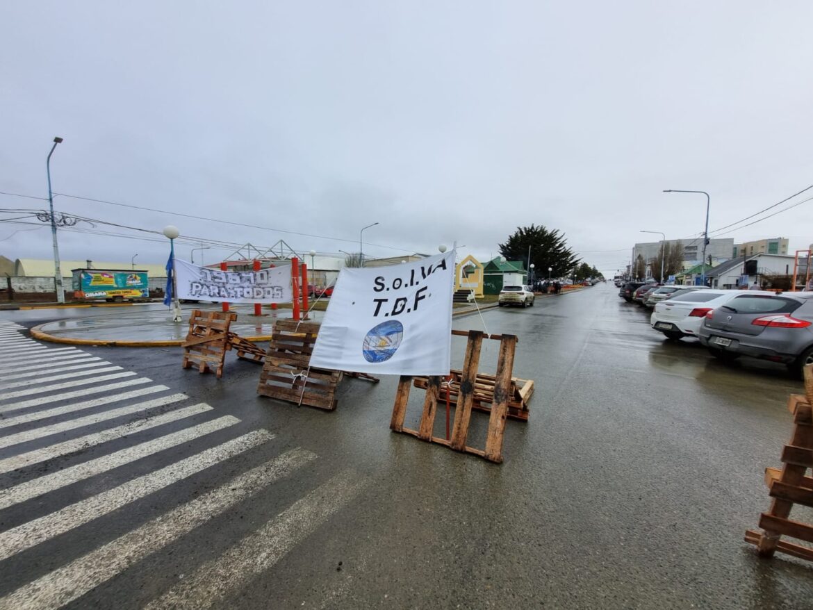 Textiles cortaron el tránsito en avenida San Martín: “Nos vamos a quedar hasta que nos den respuestas”
