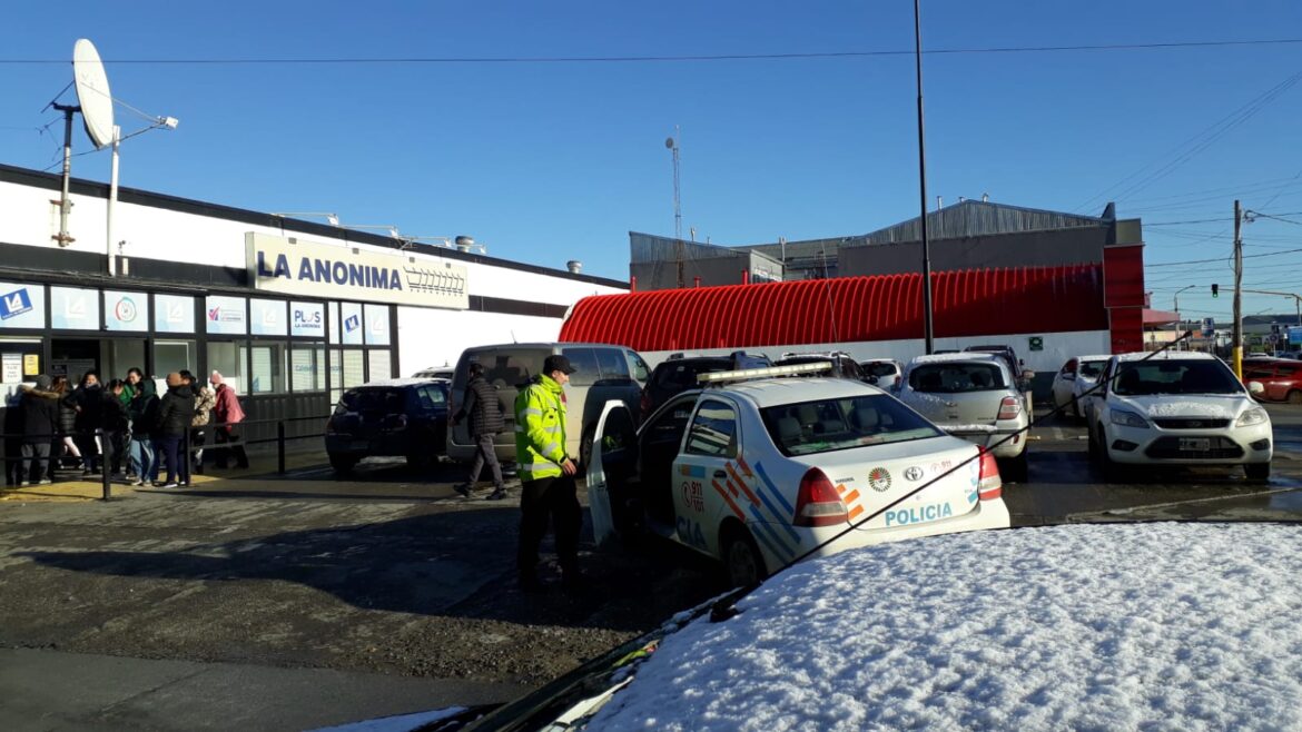 Policía refuerza medidas preventivas en supermercados ante la posibilidad de saqueos