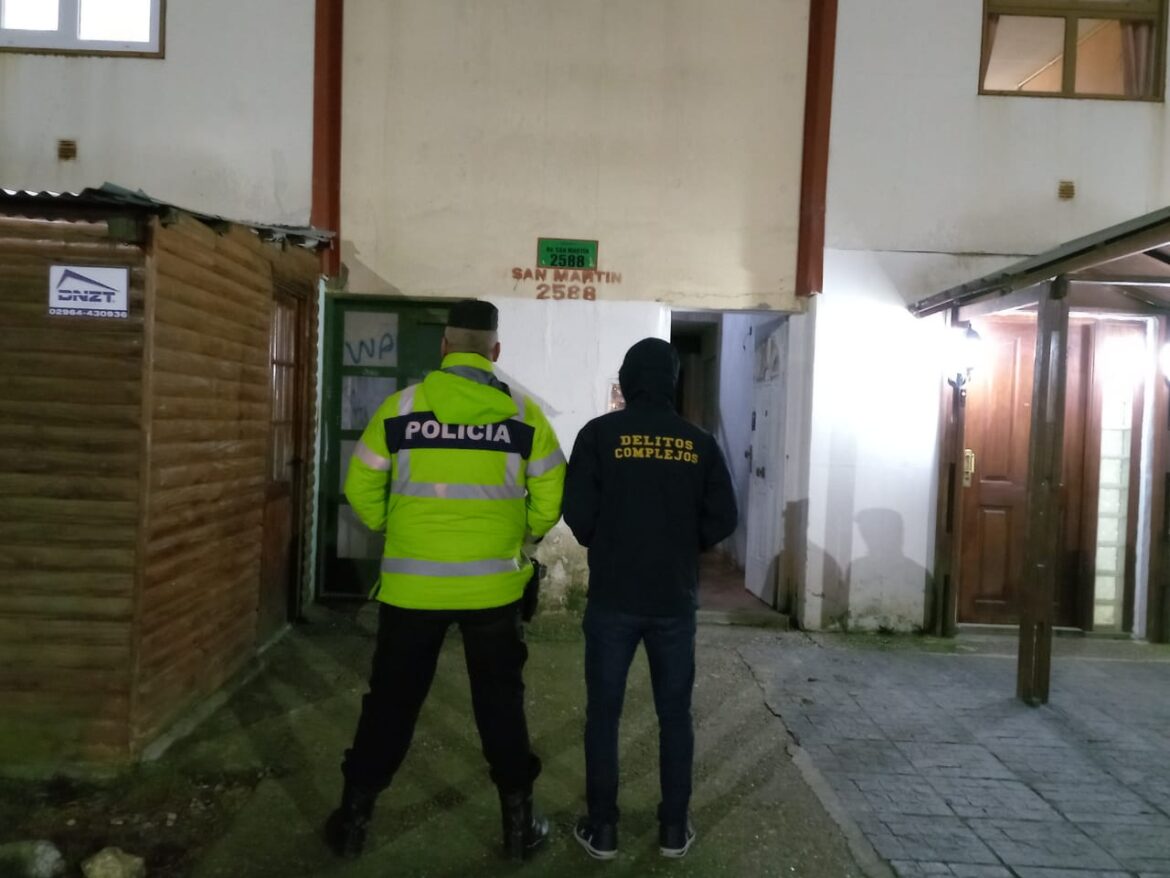 Allanan 7 viviendas de la ciudad para identificar a los promotores de los saqueos