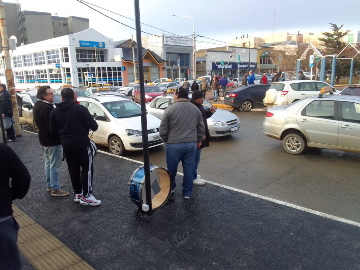  Protesta taxistas y remiseros fuera del Concejo Deliberante