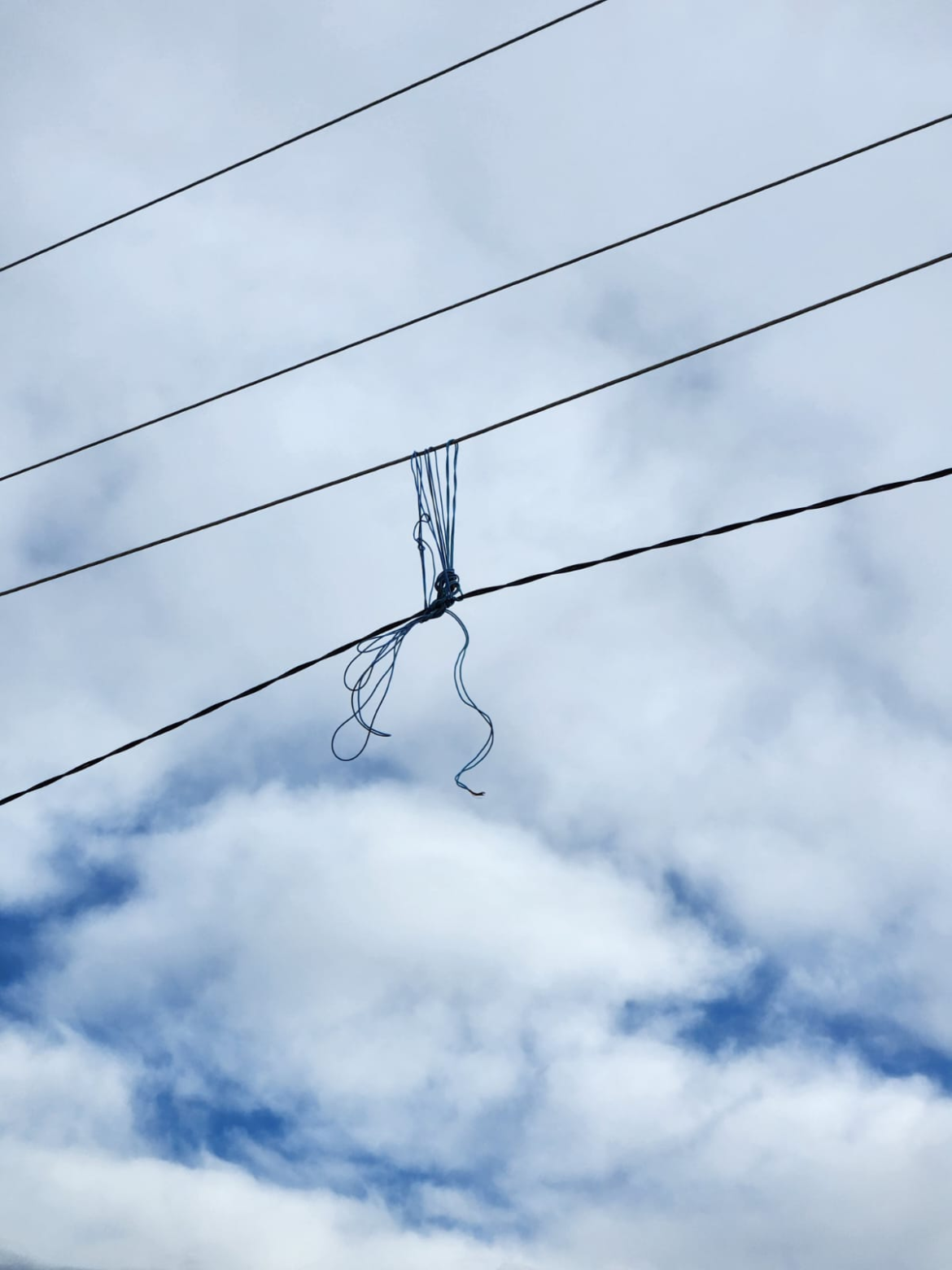 Encuentran ataduras irregulares sobre cableado en la Margen Sur