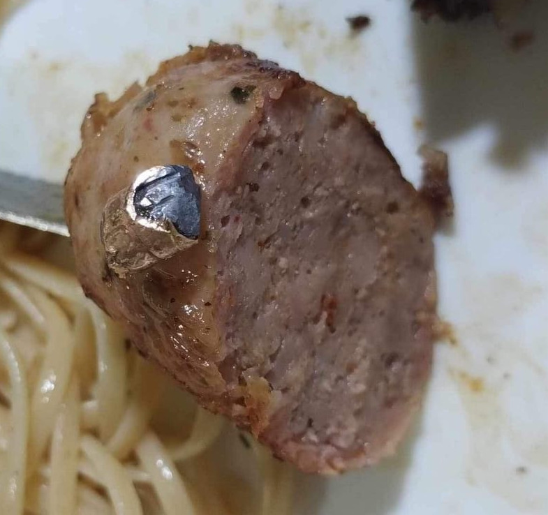 Insólito: Compraron chorizos en una carnicería y encontraron una bala en su interior