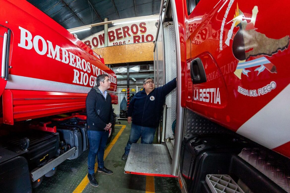 Perez visitó el cuartel de Bomberos Voluntarios ante la entrega de nuevos vehículos