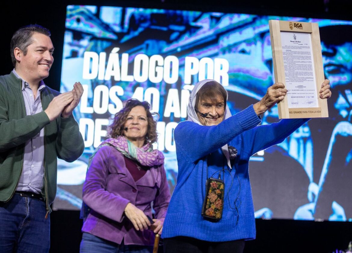 “Seguimos de pie y vamos a seguir estando por las y los jóvenes”