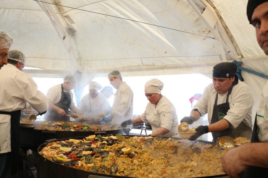 Se repartieron más de 14 mil porciones de paella en el aniversario de Ushuaia