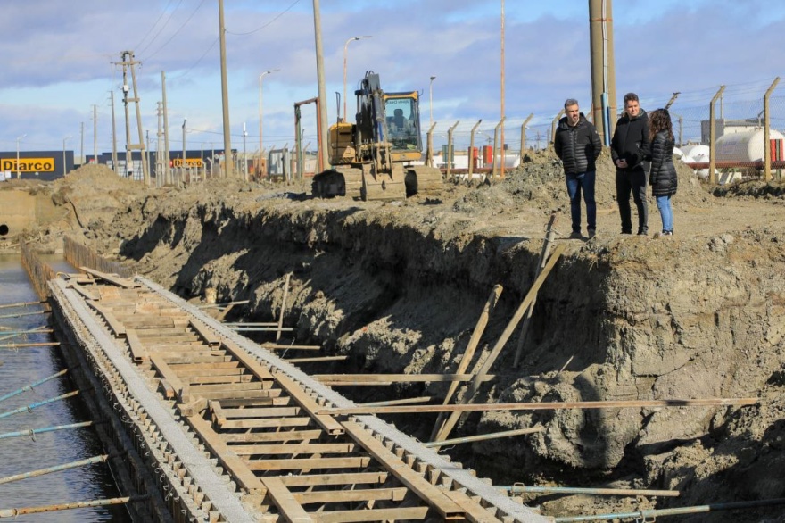 El intendente Perez recorrió la obra del entubado del ‘Canal Islas Malvinas’ en Río Grande