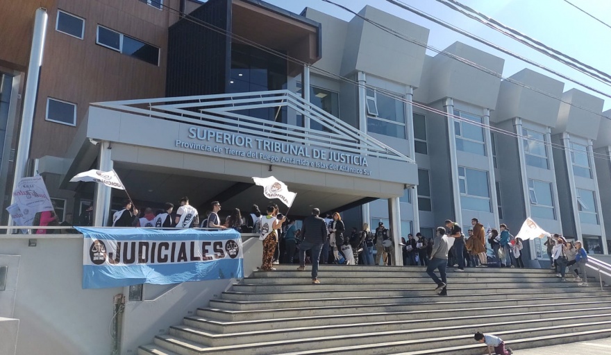 Judiciales se manifestaron en el Superior Tribunal de Justicia y anunciaron paro de 48 horas