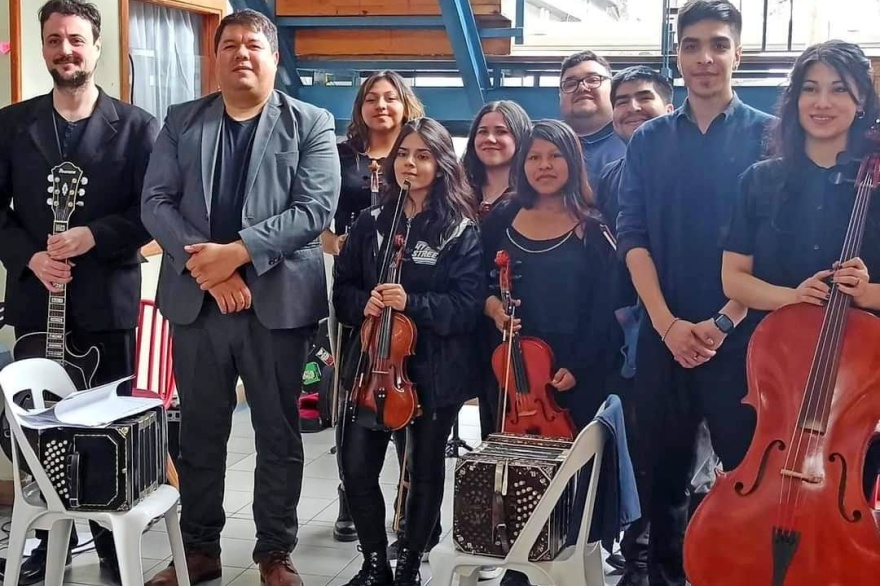 Por el ‘Mes de la Salud Mental’, la orquesta municipal “Kayén” se presentó en el Hospital de Río Grande
