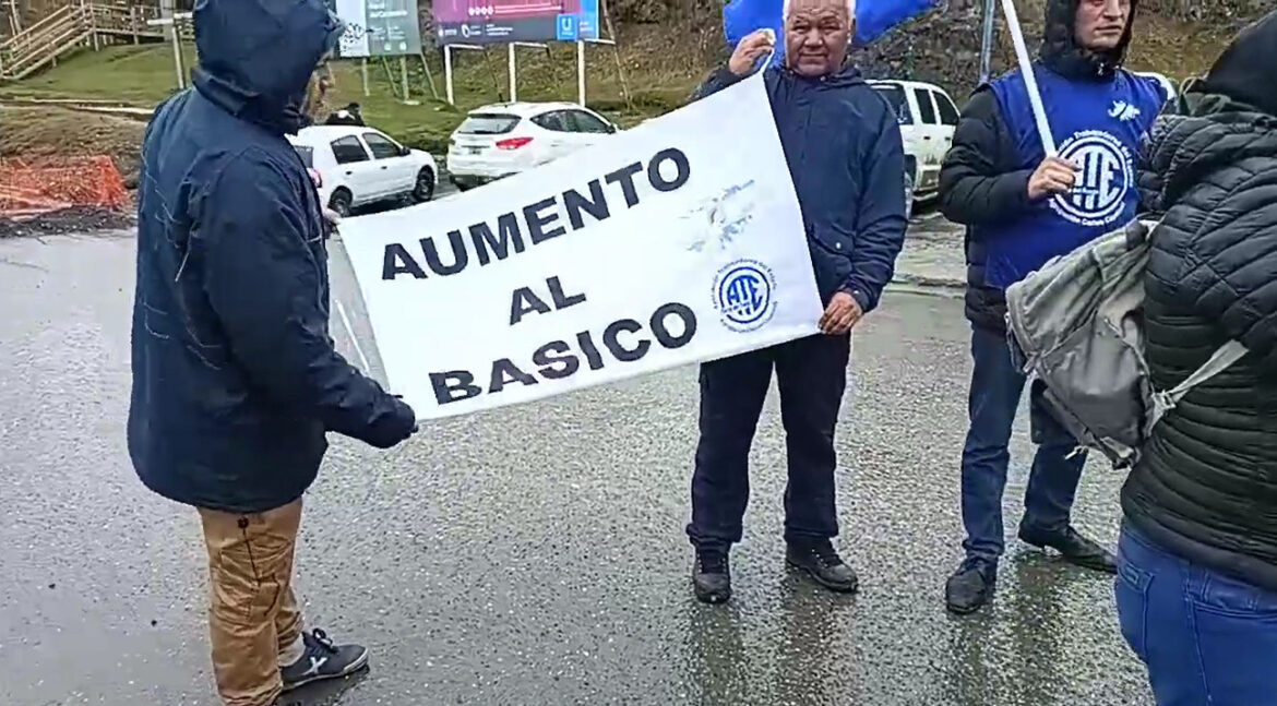 ATE reclamó frente a la Casa de Gobierno por un aumento al básico