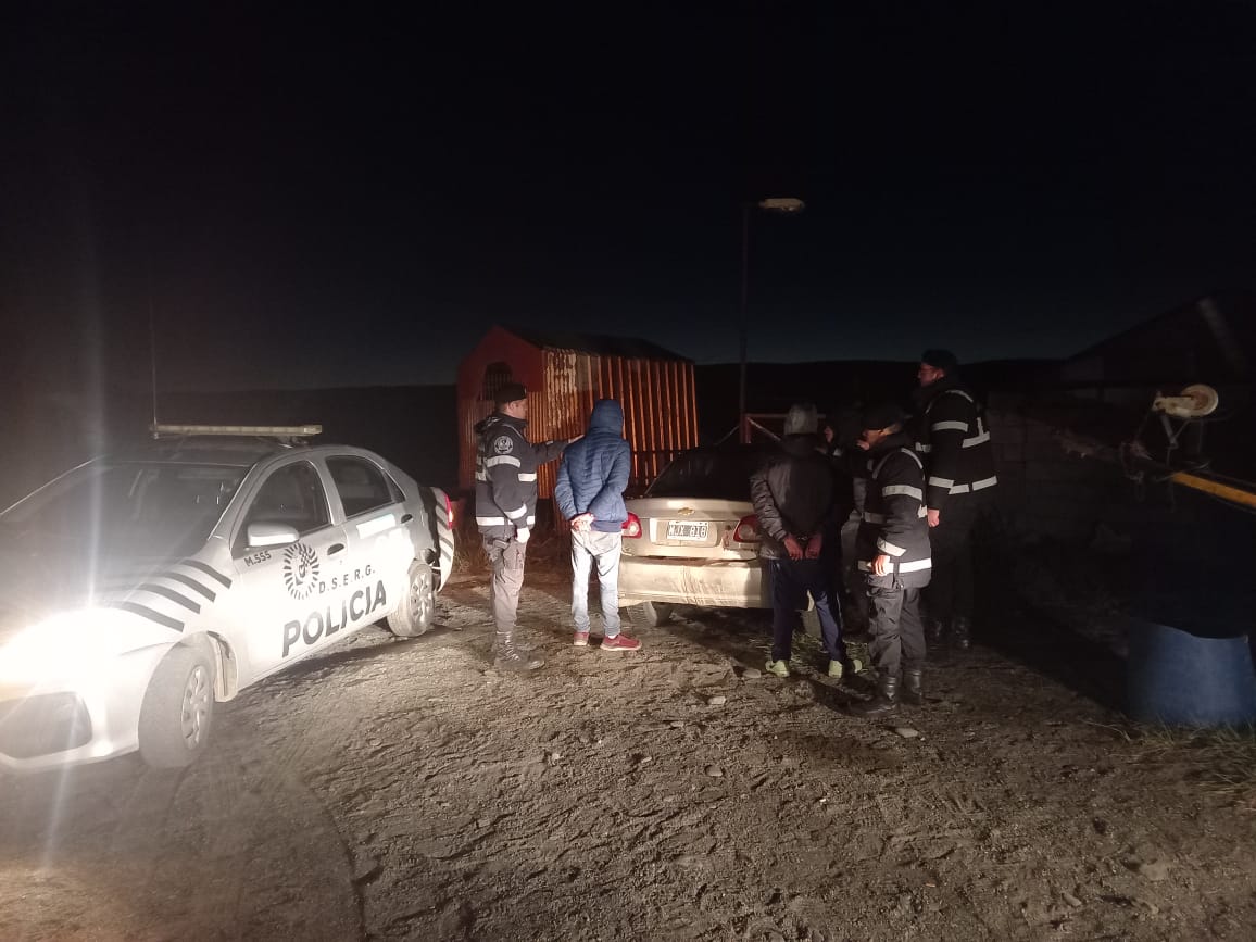 Detuvieron a 3 hombres con una pata de vaca en el baúl