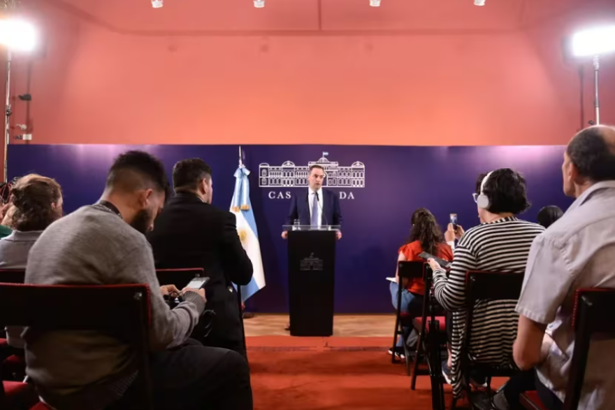 “El empleo militante no va a existir más”, advirtió el vocero presidencial al hablar sobre los recortes en la planta estatal