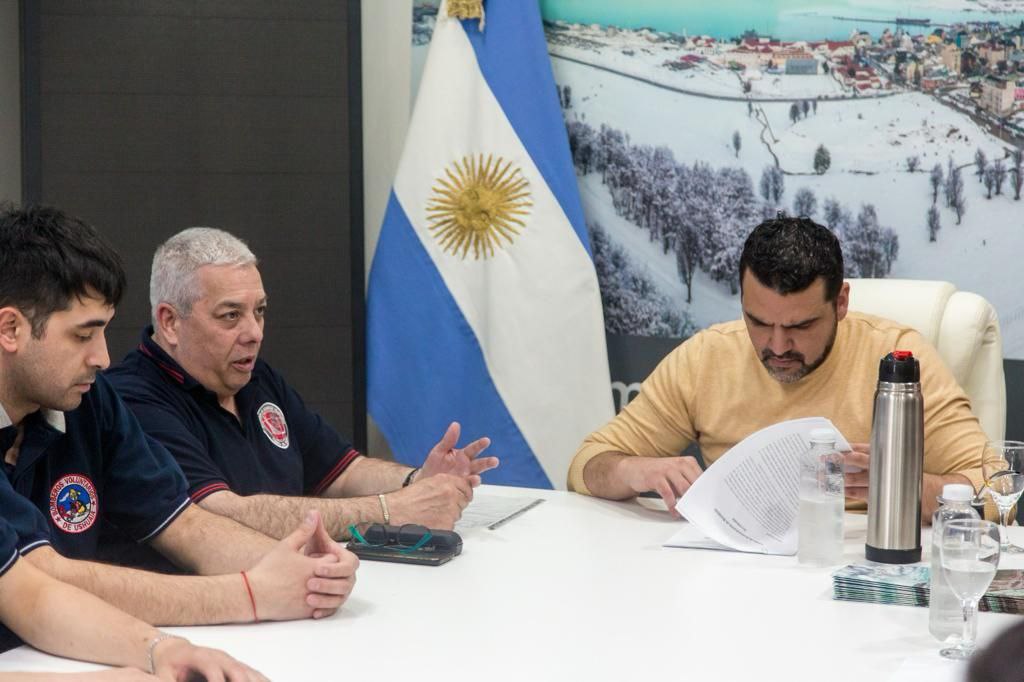 La municipalidad de Ushuaia entregó decreto de adjudicación a bomberos voluntarios para la construcción de viviendas