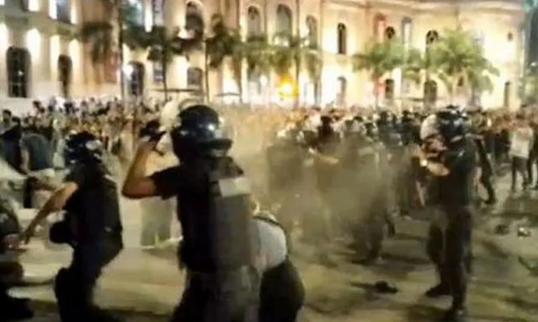 Al menos cinco detenidos en violenta represión contra el cacerolazo en Córdoba