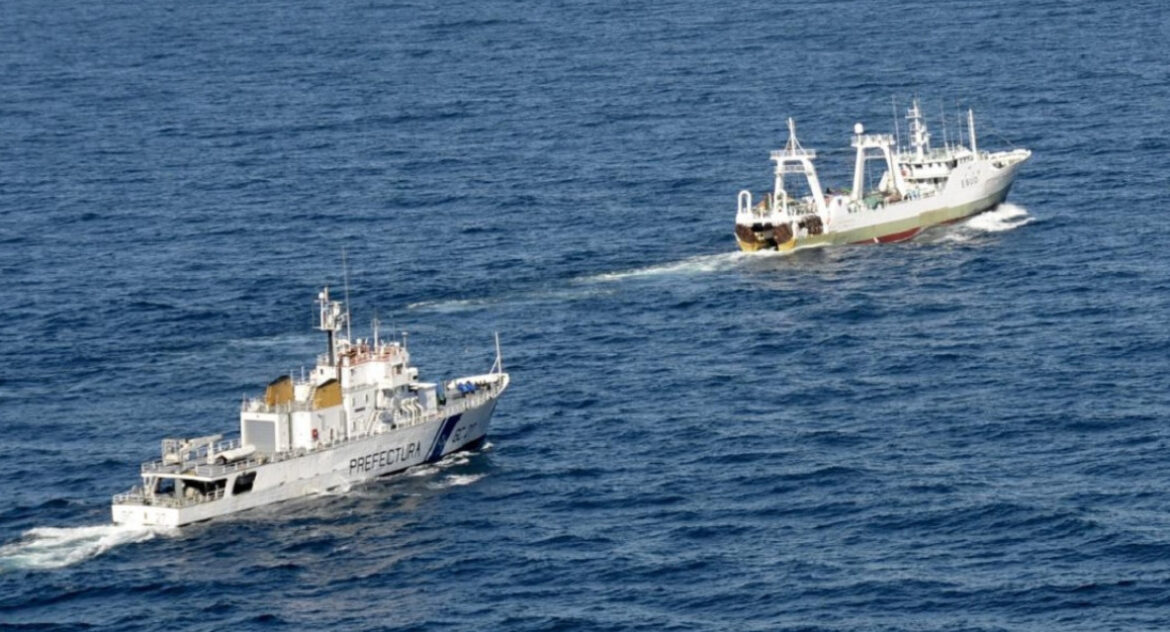 Argentina en alerta por la enorme flota española autorizada por Reino Unido a pescar en las Islas Malvinas